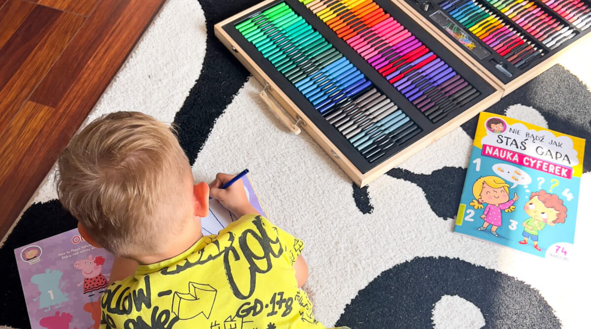 zestawy artystyczne dla dzieci - kredki, pisaki i farby